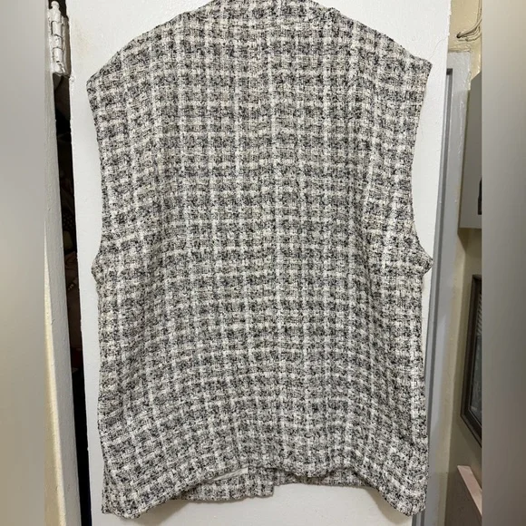 ✨ H&M Tweed Bouclé Vest – Size M – Gently Worn Once ✨ - Picture 5 of 9
